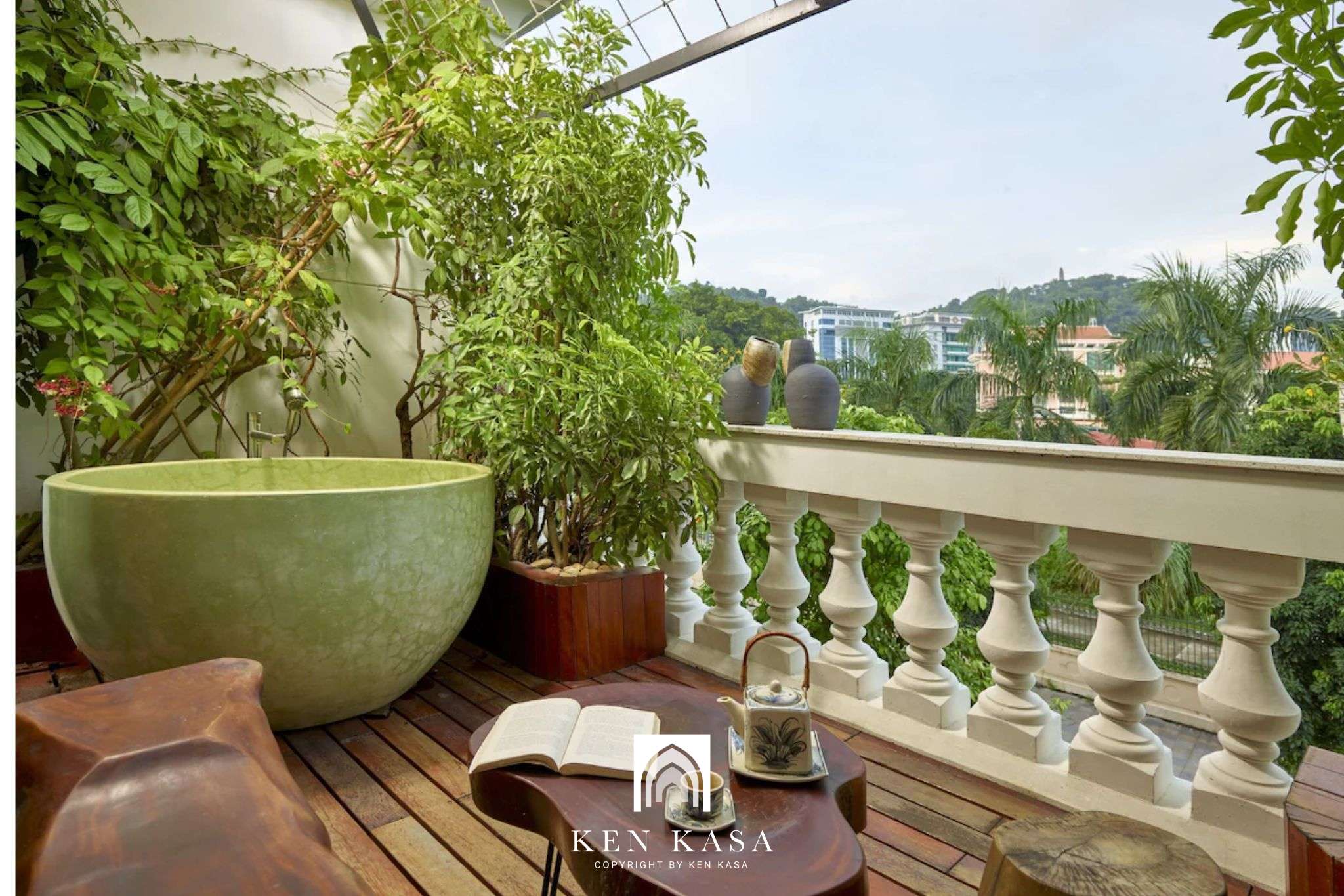 Chiếc view khá chill và bồn tắm ngoài trời ngay ban công của hạng hòng Suite của Draha Ha Long Hotel